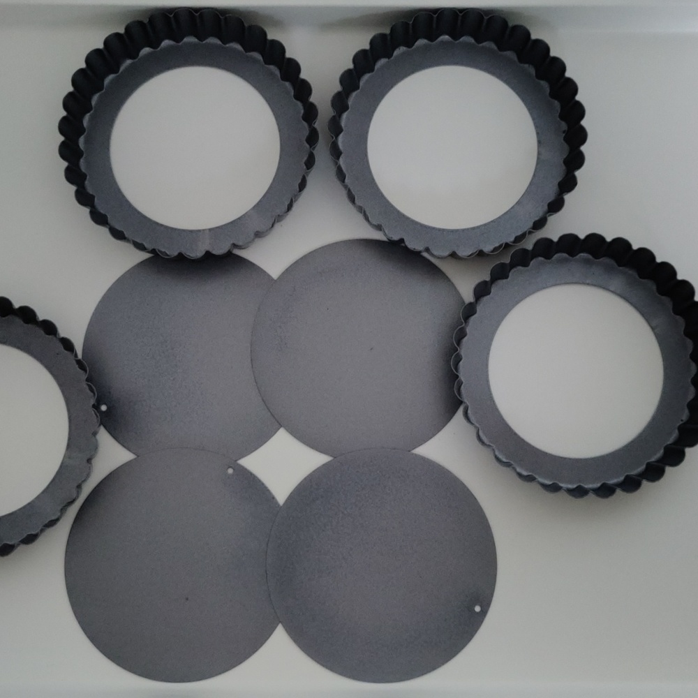 4 Tart pans with easy bottom release - Picture 2 of 9